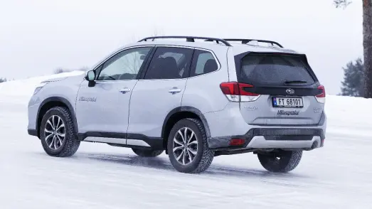 <span class="font-weight-bold" data-lab-font_weight_desktop="font-weight-bold">Subaru Forester</span> 2020-modell, firehjulsdrift<br><span class="font-weight-bold" data-lab-font_weight_desktop="font-weight-bold">Vekt:</span> 1660 kilo <span class="font-weight-bold" data-lab-font_weight_desktop="font-weight-bold">Motor:</span> Bensin, 150 hk. <span class="font-weight-bold" data-lab-font_weight_desktop="font-weight-bold">Dekk:</span> Nokian Hakkapeliitta 225/50-17<br>Denne bilen er regnet som en slags målestokk på framkommelighet i denne klassen av familie-SUV-er. Nybilsalget er nesten lik null, men modellen er populær som brukt. Vi ville også se om dekk som har gått et par sesonger, har noen innvirkning på resultatet. <span class="font-weight-bold" data-lab-font_weight_desktop="font-weight-bold">Subaru Forester</span> 2020-modell, firehjulsdrift<br><span class="font-weight-bold" data-lab-font_weight_desktop="font-weight-bold">Vekt:</span> 1660 kilo <span class="font-weight-bold" data-lab-font_weight_desktop="font-weight-bold">Motor:</span> Bensin, 150 hk. <span class="font-weight-bold" data-lab-font_weight_desktop="font-weight-bold">Dekk:</span> Nokian Hakkapeliitta 225/50-17<br>Denne bilen er regnet som en slags målestokk på framkommelighet i denne klassen av familie-SUV-er. Nybilsalget er nesten lik null, men modellen er populær som brukt. Vi ville også se om dekk som har gått et par sesonger, har noen innvirkning på resultatet.