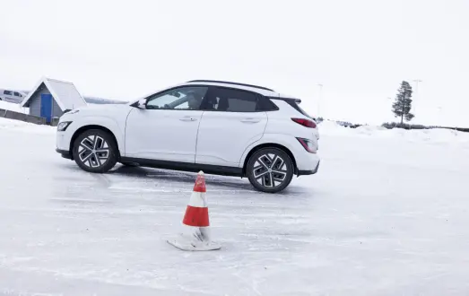 <span class="font-weight-bold" data-lab-font_weight_desktop="font-weight-bold">NUMMER 6: Hyundai Kona</span>.<br>Forhjulstrekkets fordeler forsvinner helt på is. Prøver man å jobbe litt forhjulsteknisk med bilen og få nytt grep ved å vri litt på rattet og krabbe seg oppover, sklir bilen mer sidelengs, og etter hvert mer bakover, enn framover. Assistansesystemene jobber til liten nytte. <span class="font-weight-bold" data-lab-font_weight_desktop="font-weight-bold">NUMMER 6: Hyundai Kona</span>.<br>Forhjulstrekkets fordeler forsvinner helt på is. Prøver man å jobbe litt forhjulsteknisk med bilen og få nytt grep ved å vri litt på rattet og krabbe seg oppover, sklir bilen mer sidelengs, og etter hvert mer bakover, enn framover. Assistansesystemene jobber til liten nytte.