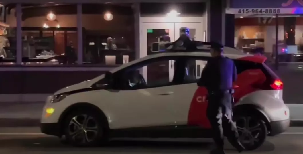 DETTE MÅTTE JO SKJE FØR ELLER SIDEN: Her går politimannen frem til den selvkjørende bilen.