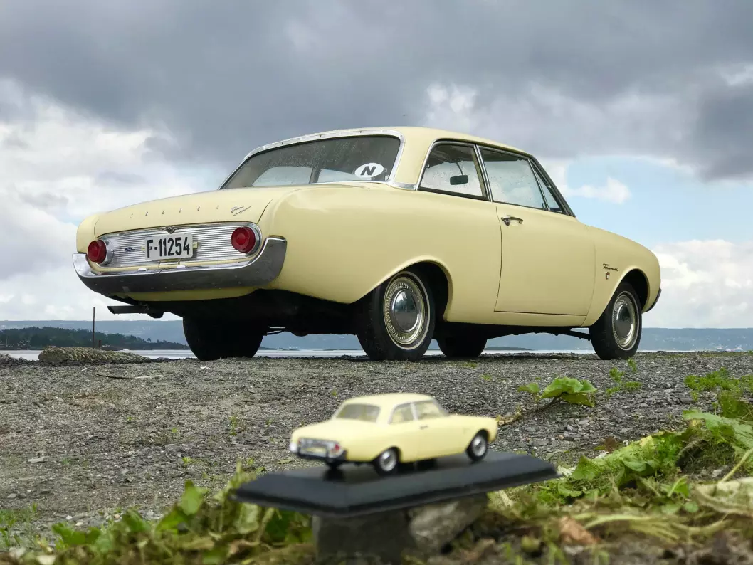 <span class="font-weight-bold" data-lab-font_weight_desktop="font-weight-bold">PASTELLGUL:</span> Bård Risan lovpriser fargen og fasongen til Fords forsøk på fantastisk futurisme som kom med modellserien Ford Taunus 17M i 1960.