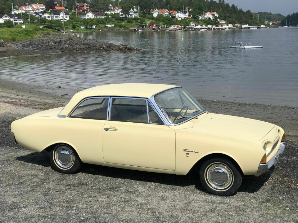 PASTELLGUL: Gjennom firmaet Rud Vintage Garage har Bård Risan solgt en rekke gule biler og også hatt en del av dem privat. Her er Ford Taunus 17M.