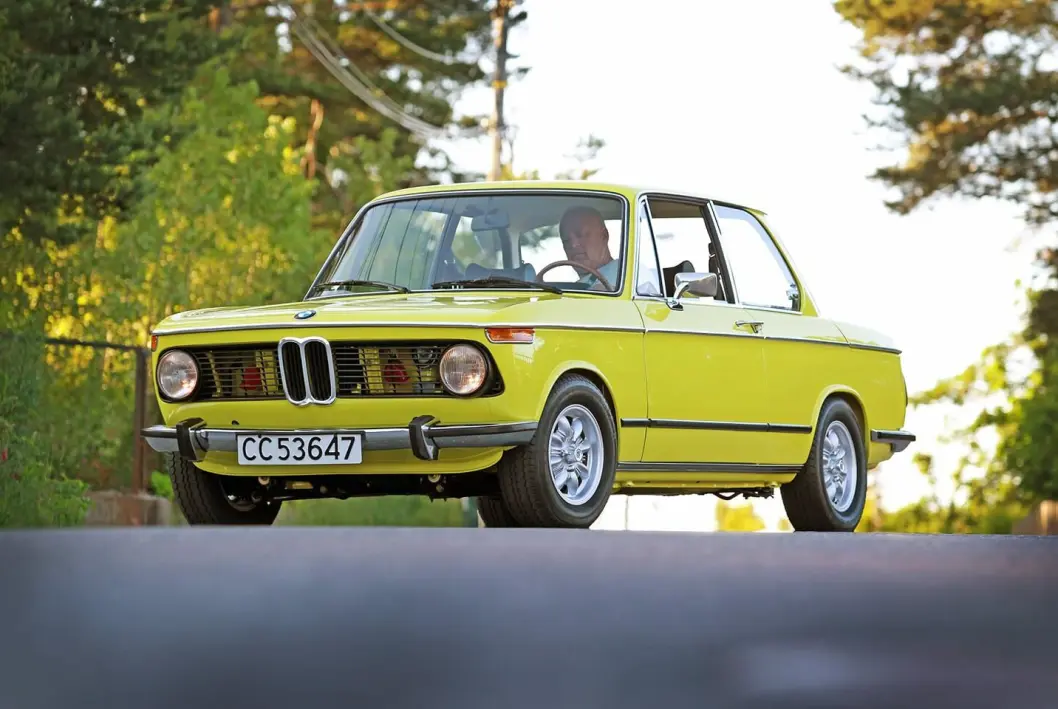 GUL HØYTID: Da Dennis Gylthe skulle krone sin nitide BMW-restaurering med lakkering, valgte han ikke bare en gul nyanse, men en svært synlig gulfarge. Modellen 2002 tii, fra 1975, er svært sjelden. GUL HØYTID: Da Dennis Gylthe skulle krone sin nitide BMW-restaurering med lakkering, valgte han ikke bare en gul nyanse, men en svært synlig gulfarge. Modellen 2002 tii, fra 1975, er svært sjelden.