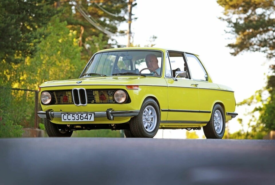 GUL HØYTID: Da Dennis Gylthe skulle krone sin nitide BMW-restaurering med lakkering, valgte han ikke bare en gul nyanse, men en svært synlig gulfarge. Modellen 2002 tii, fra 1975, er svært sjelden.