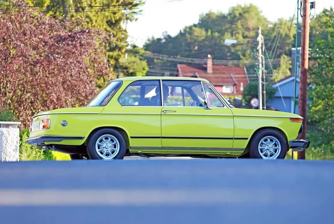 <span class="font-weight-bold" data-lab-font_weight_desktop="font-weight-bold">GULROT:</span> BMW-tilhenger Dennis Gylthe har sørget for å fullrestaurere BMW 2002 tii. Han vekker oppsikt med det detaljrike håndverket, og ikke minst den lysende lakkfargen. <span class="font-weight-bold" data-lab-font_weight_desktop="font-weight-bold">GULROT:</span> BMW-tilhenger Dennis Gylthe har sørget for å fullrestaurere BMW 2002 tii. Han vekker oppsikt med det detaljrike håndverket, og ikke minst den lysende lakkfargen.