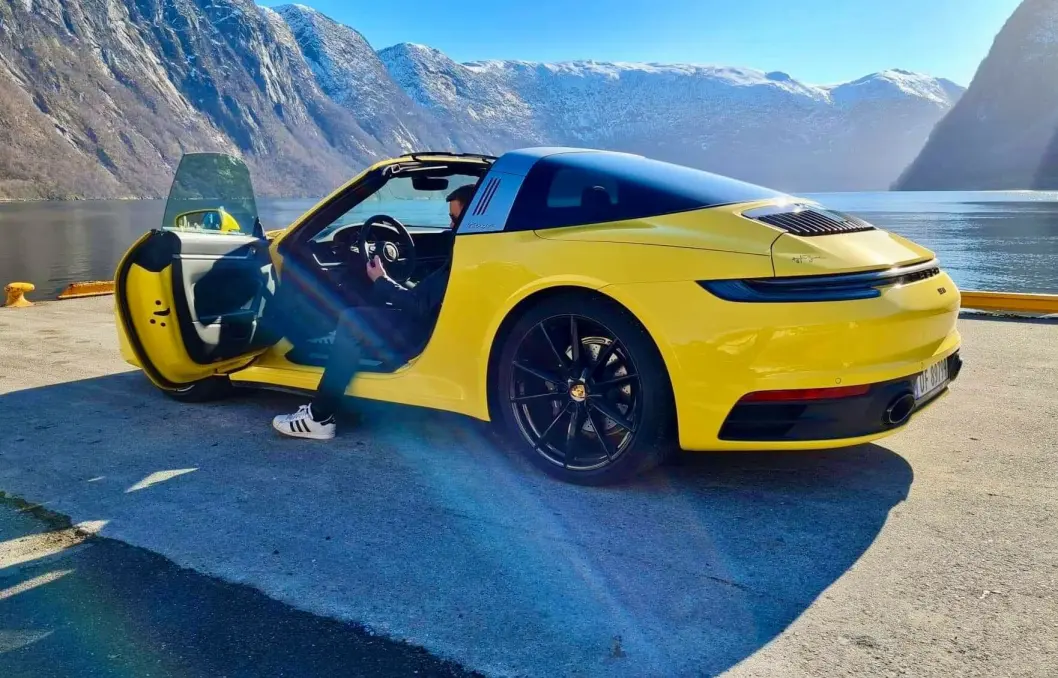 <span class="font-weight-bold" data-lab-font_weight_desktop="font-weight-bold">GUL FERIE:</span> Ove Nes i Sogn og Fjordane synes Porsche 911 Targa blir ekstra spesiell med rett farge. <span class="font-weight-bold" data-lab-font_weight_desktop="font-weight-bold">GUL FERIE:</span> Ove Nes i Sogn og Fjordane synes Porsche 911 Targa blir ekstra spesiell med rett farge.