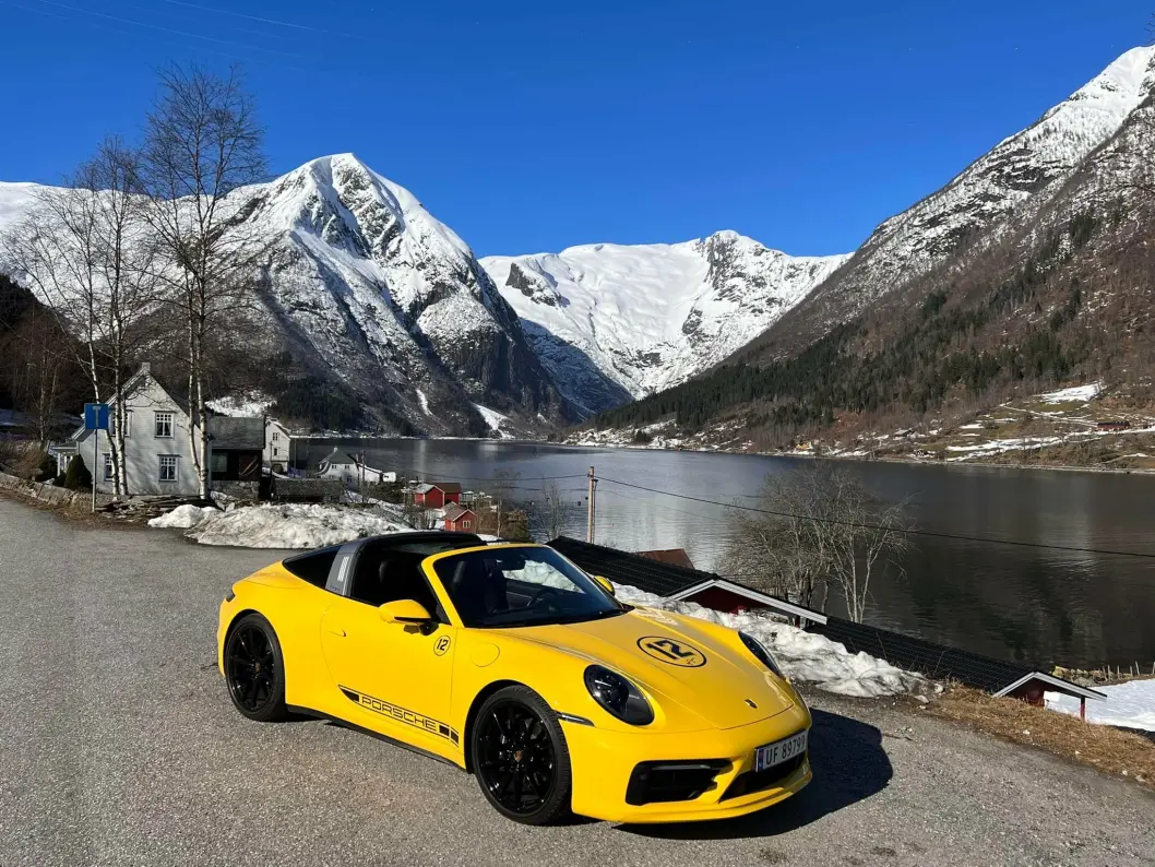 <span class="font-weight-bold" data-lab-font_weight_desktop="font-weight-bold">GUL FERIE:</span> Ove Nes har to favorittfarger: den ene er rød, og den andre er smurt utover hans nye Porsche 911 Targa. <span class="font-weight-bold" data-lab-font_weight_desktop="font-weight-bold">GUL FERIE:</span> Ove Nes har to favorittfarger: den ene er rød, og den andre er smurt utover hans nye Porsche 911 Targa.