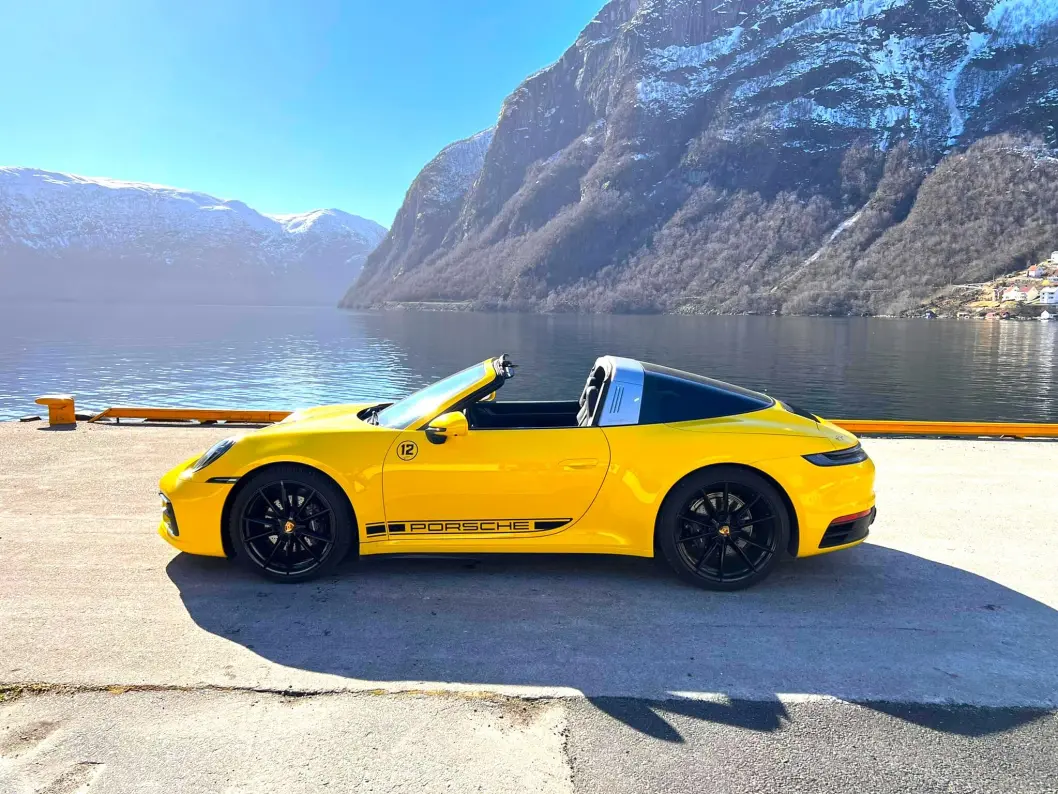 <span class="font-weight-bold" data-lab-font_weight_desktop="font-weight-bold">FJORD-FIN:</span> Ove Nes i Leikanger synes naturens vårlige fargepalett tåler en knallgul Porsche 911 Targa. <span class="font-weight-bold" data-lab-font_weight_desktop="font-weight-bold">FJORD-FIN:</span> Ove Nes i Leikanger synes naturens vårlige fargepalett tåler en knallgul Porsche 911 Targa.