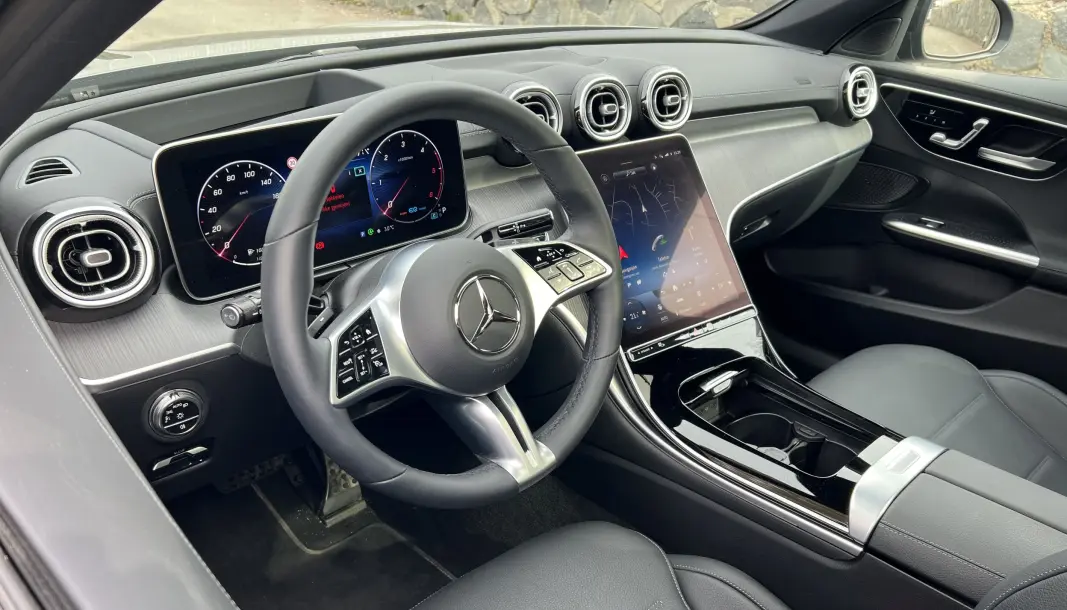 <span class="font-weight-bold" data-lab-font_weight_desktop="font-weight-bold">NYTT INTERIØR:</span> Bortsett fra rattet og luftdysene er det meste hentet fra nye Mercedes S-klasse (se bildet under). <span class="font-weight-bold" data-lab-font_weight_desktop="font-weight-bold">NYTT INTERIØR:</span> Bortsett fra rattet og luftdysene er det meste hentet fra nye Mercedes S-klasse (se bildet under).