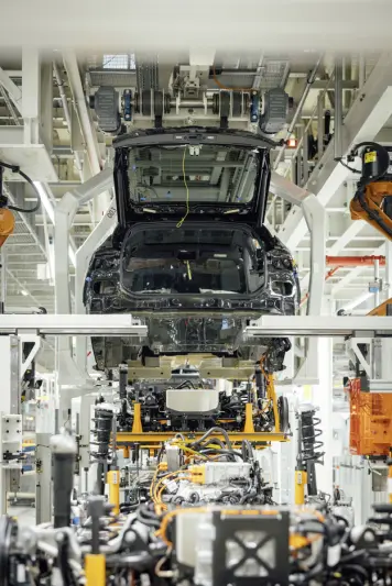<span class="font-weight-bold" data-lab-font_weight_desktop="font-weight-bold">ELBIL UNDER PRODUKSJON:</span> Det som skal bli en Volkswagen ID.5 underveis på samlebåndet i elbilfabrikken i Zwickau. <span class="font-weight-bold" data-lab-font_weight_desktop="font-weight-bold">ELBIL UNDER PRODUKSJON:</span> Det som skal bli en Volkswagen ID.5 underveis på samlebåndet i elbilfabrikken i Zwickau.