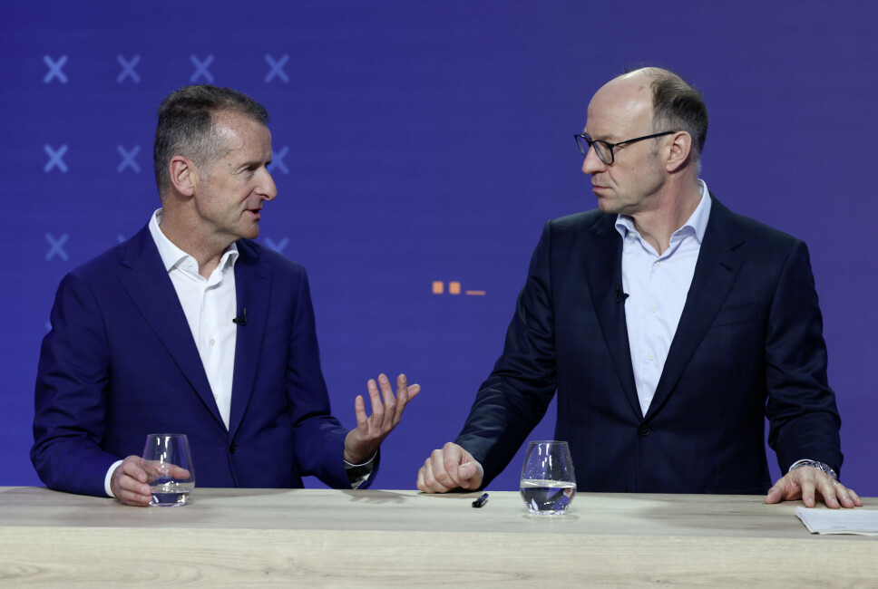 VENTER LANG KRISE: Volkswagen-konsernets toppsjef Herbert Diess (t.v.) med finansdirektør Arno Antlitz.