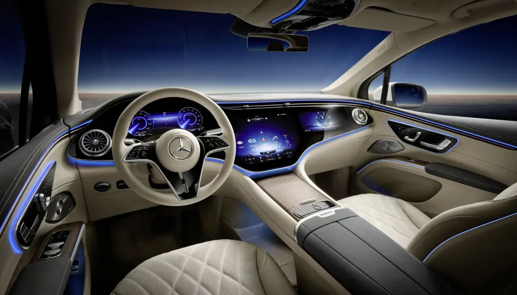 <span class=" font-weight-bold" data-lab-font_weight_desktop="font-weight-bold">LUKSUS:</span> Dette langstrakte instrumentpanelet, som vi kjenner vi igjen fra EQS, består av tre skjermer. I moderne Mercedes-stil kan interiørbelysningen få de aller fleste ønskelige farger. <span class=" font-weight-bold" data-lab-font_weight_desktop="font-weight-bold">LUKSUS:</span> Dette langstrakte instrumentpanelet, som vi kjenner vi igjen fra EQS, består av tre skjermer. I moderne Mercedes-stil kan interiørbelysningen få de aller fleste ønskelige farger.