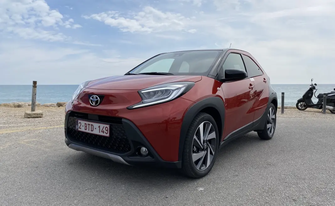 TIL NORGE I SOMMER: Toyota Aygo X er laget for europeiske storbyer – liten, kompakt og lettmanøvrert, med en svingradius på bare 4,7 meter. TIL NORGE I SOMMER: Toyota Aygo X er laget for europeiske storbyer – liten, kompakt og lettmanøvrert, med en svingradius på bare 4,7 meter.