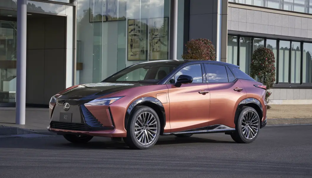 SÆRPREG: Lexus RZ er en mer luksuriøs utgave av Toyota bZ4X og Subaru Solterra. SÆRPREG: Lexus RZ er en mer luksuriøs utgave av Toyota bZ4X og Subaru Solterra.