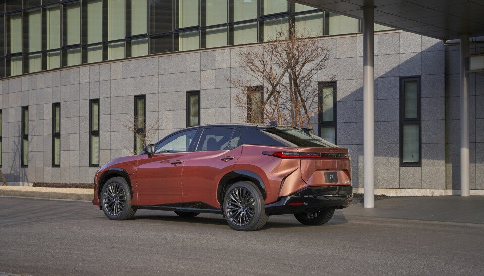 LYKTEDESIGN: Den smale lyktestripen og den svartlakkerte bakerste vindusstolpen (c-stolpen) skiller Lexus fra Toyota og Subaru.