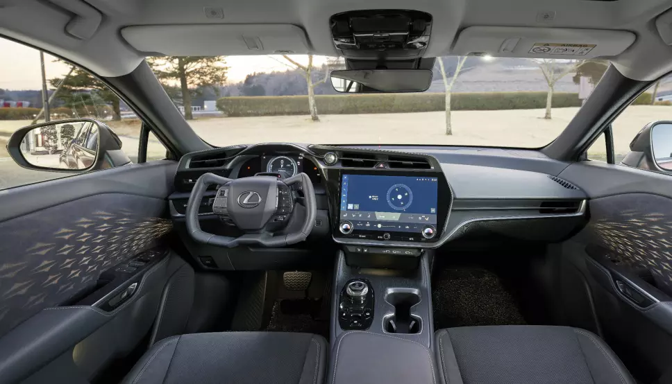 SÆRPREG: Den store sentralt plasserte skjermen, kjennes igjen fra Toyota bZ4X, men ellers er midtkonsoll og luftekanaler og diverse lister og paneler annerledes.