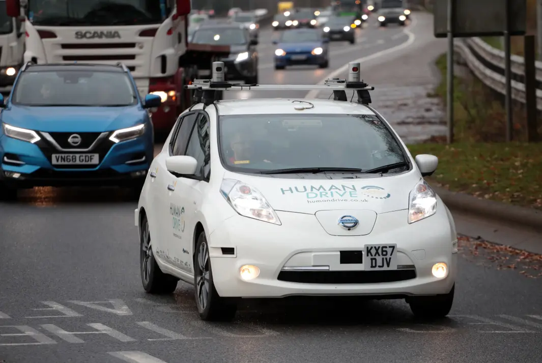 UT PÅ TUR: En selvkjørende Nissan Leaf i trafikken under en testkjøring i England i 2019. UT PÅ TUR: En selvkjørende Nissan Leaf i trafikken under en testkjøring i England i 2019.