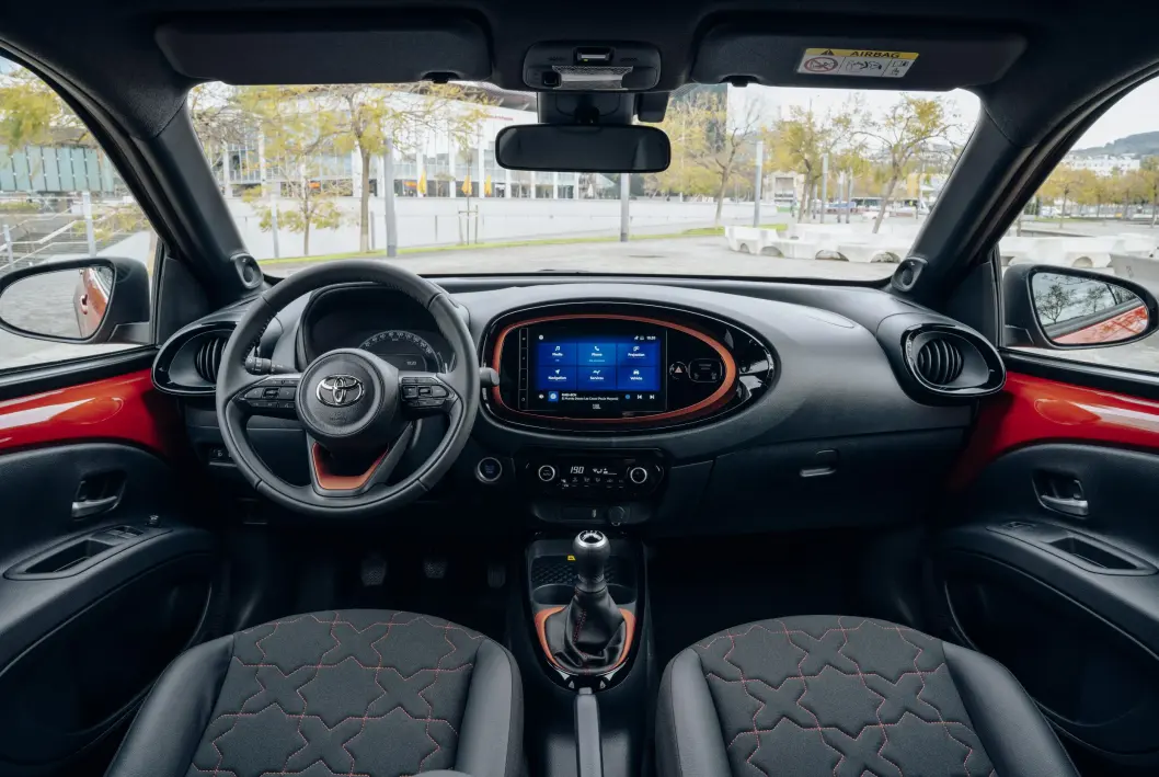 <span class="font-weight-bold" data-lab-font_weight_desktop="font-weight-bold">EKSTREMT OVERSIKTLIG:</span> Du får Android, Apple Carplay og skybasert navigasjon. Oppdateringer vil komme <span class="italic" data-lab-italic_desktop="italic">over-the-air</span>. Skjermen er på 9 tommer. <span class="font-weight-bold" data-lab-font_weight_desktop="font-weight-bold">EKSTREMT OVERSIKTLIG:</span> Du får Android, Apple Carplay og skybasert navigasjon. Oppdateringer vil komme <span class="italic" data-lab-italic_desktop="italic">over-the-air</span>. Skjermen er på 9 tommer.