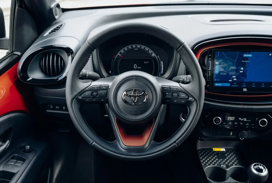 <span class="font-weight-bold" data-lab-font_weight_desktop="font-weight-bold">VELUTSTYRT: </span>Aygo X har blant annet adaptiv fartsholder, dag-og-natt-fotgjenger-overvåking, syklistovervåkning (kun dag), nødstyringsassistanse og kjørefeltsvarsling. Og ja: Den lille ekstraskjermen under speedometeret minner sterkt om en gjenglemt mobiltelefon. <span class="font-weight-bold" data-lab-font_weight_desktop="font-weight-bold">VELUTSTYRT: </span>Aygo X har blant annet adaptiv fartsholder, dag-og-natt-fotgjenger-overvåking, syklistovervåkning (kun dag), nødstyringsassistanse og kjørefeltsvarsling. Og ja: Den lille ekstraskjermen under speedometeret minner sterkt om en gjenglemt mobiltelefon.