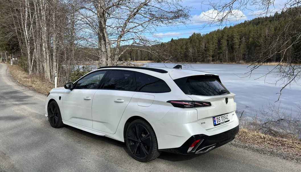 <span class=" font-weight-bold" data-lab-font_weight_desktop="font-weight-bold">DESIGN-ROS: </span>Vi liker Peugeots designuttrykk. Selv en ganske rimelig stasjonsvogn blir både elegant og sporty. <span class=" font-weight-bold" data-lab-font_weight_desktop="font-weight-bold">DESIGN-ROS: </span>Vi liker Peugeots designuttrykk. Selv en ganske rimelig stasjonsvogn blir både elegant og sporty.