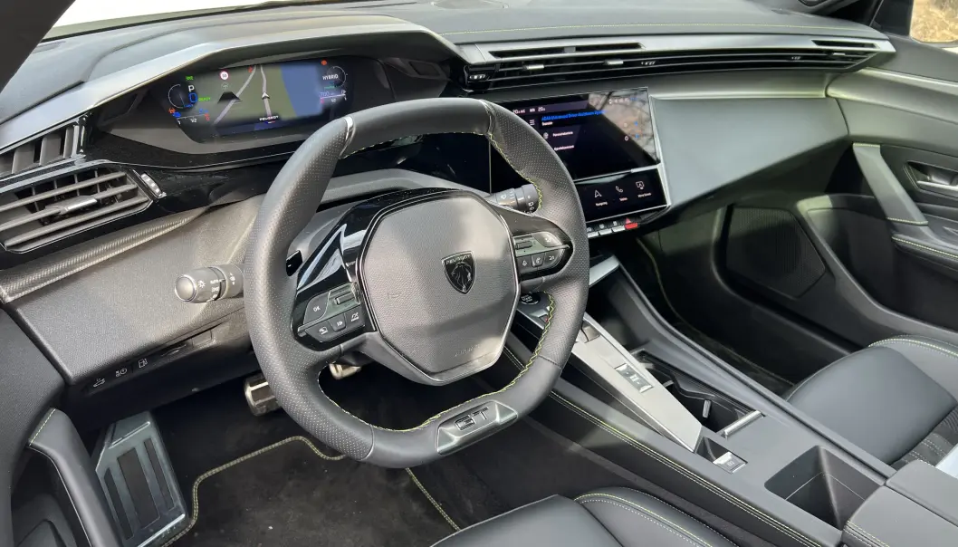 <span class=" font-weight-bold" data-lab-font_weight_desktop="font-weight-bold">OPPGRADERT</span>: Peugeots i-cockpit har fått et løft i nye 308, men har bevart det spesielle grunndesignet med et lite ratt og instrumenteringen på oversiden. Elegante og solide materialer. <span class=" font-weight-bold" data-lab-font_weight_desktop="font-weight-bold">OPPGRADERT</span>: Peugeots i-cockpit har fått et løft i nye 308, men har bevart det spesielle grunndesignet med et lite ratt og instrumenteringen på oversiden. Elegante og solide materialer.