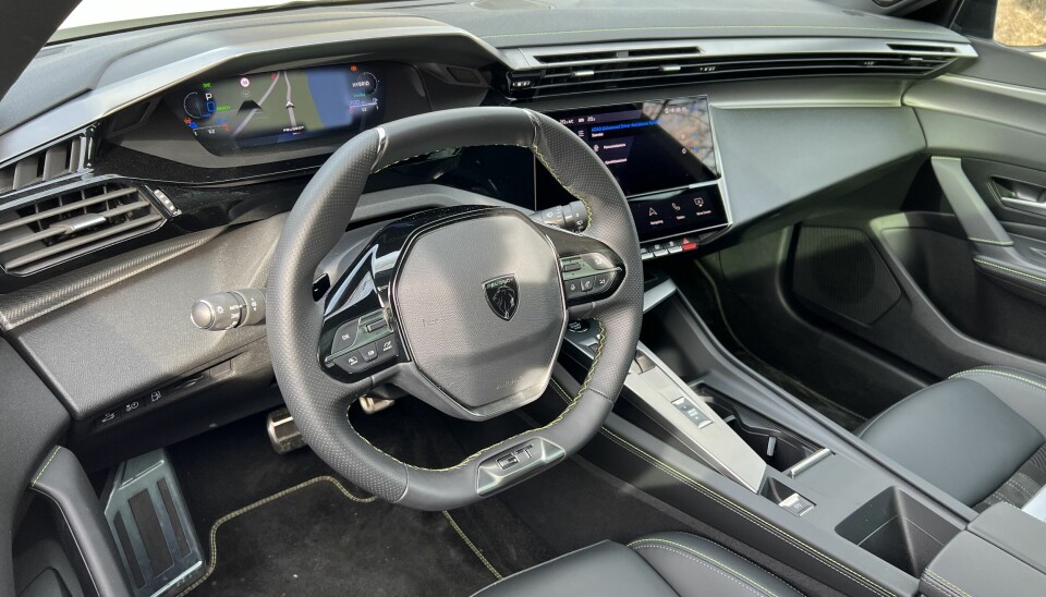 OPPGRADERT: Peugeots i-cockpit har fått et løft i nye 308, men har bevart det spesielle grunndesignet med et lite ratt og instrumenteringen på oversiden. Elegante og solide materialer.