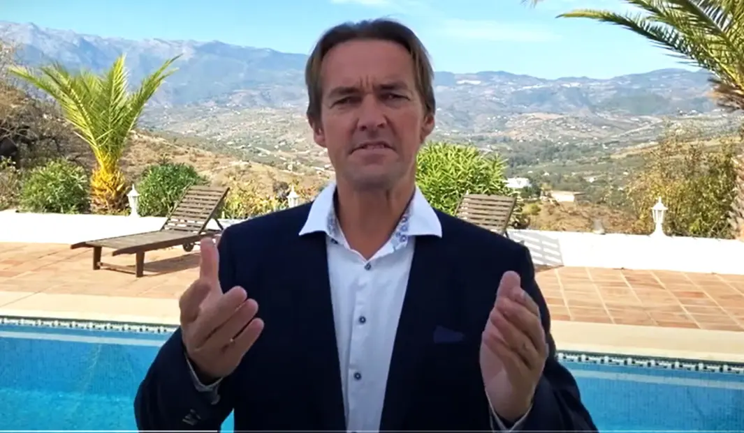 BER OM PENGER: Dag Rune Flåten i en av sine mange YouTube-videoer. BER OM PENGER: Dag Rune Flåten i en av sine mange YouTube-videoer.