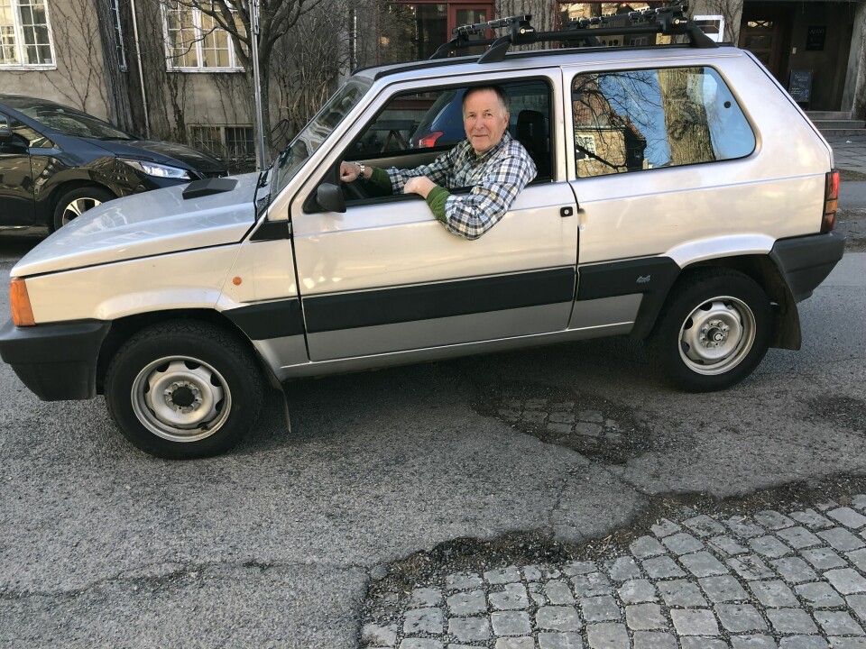 LUKEPARKERING: Oslo-mannen Ingve Halvorsen kan ikke tenke seg en bedre 4x4-kjøretøy enn sin erkeitalienske Fiat Panda.