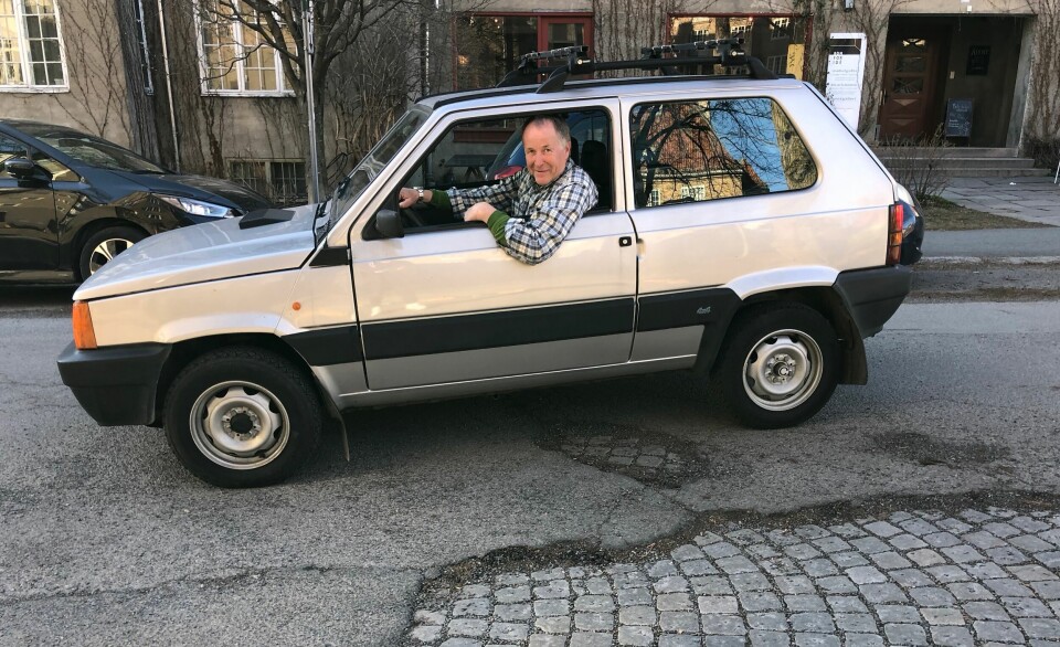 GATAS SKREKK: Ingve Halvorsen kjører slalåm mellom Oslos gigantiske, elektriske SUV-er med sin firehjulsdrevne Fiat Panda fra 2003.