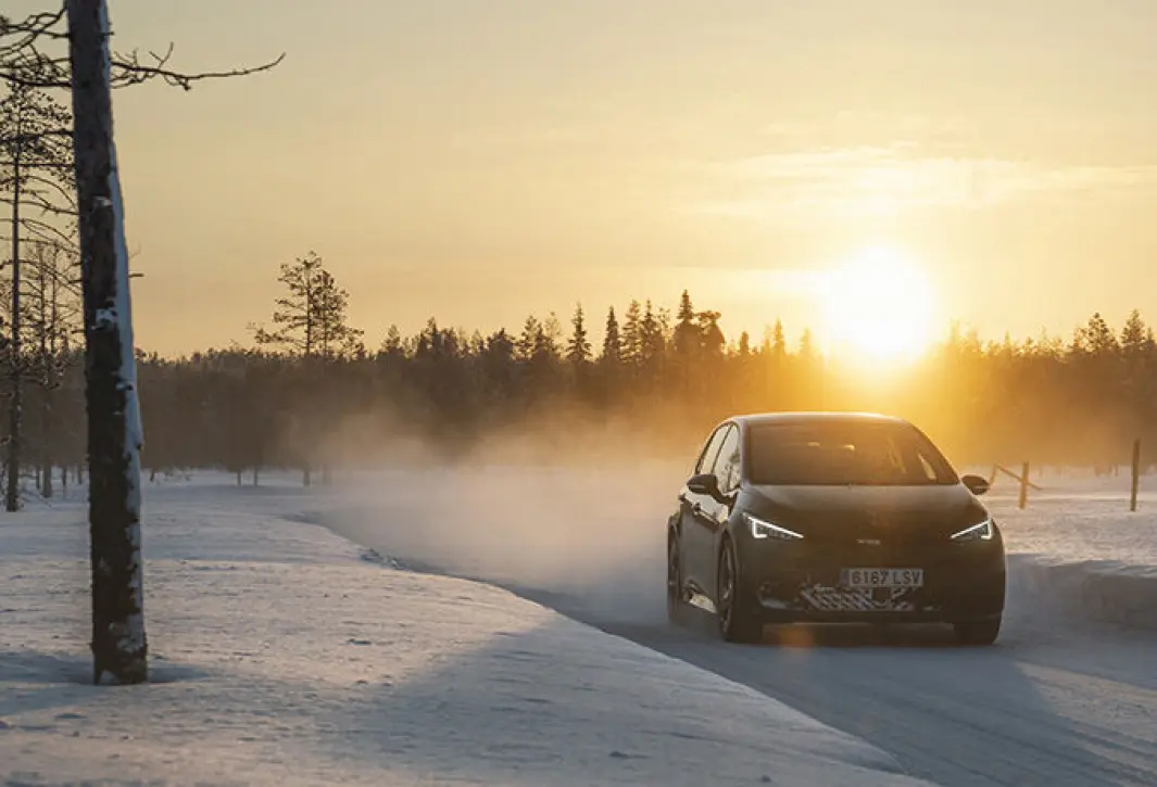 <span class="font-weight-bold" data-lab-font_weight_desktop="font-weight-bold">FELG I SOLNEDGANG:</span> Cupra Born 58 e-Boost på finske vinterveier. <span class="font-weight-bold" data-lab-font_weight_desktop="font-weight-bold">FELG I SOLNEDGANG:</span> Cupra Born 58 e-Boost på finske vinterveier.