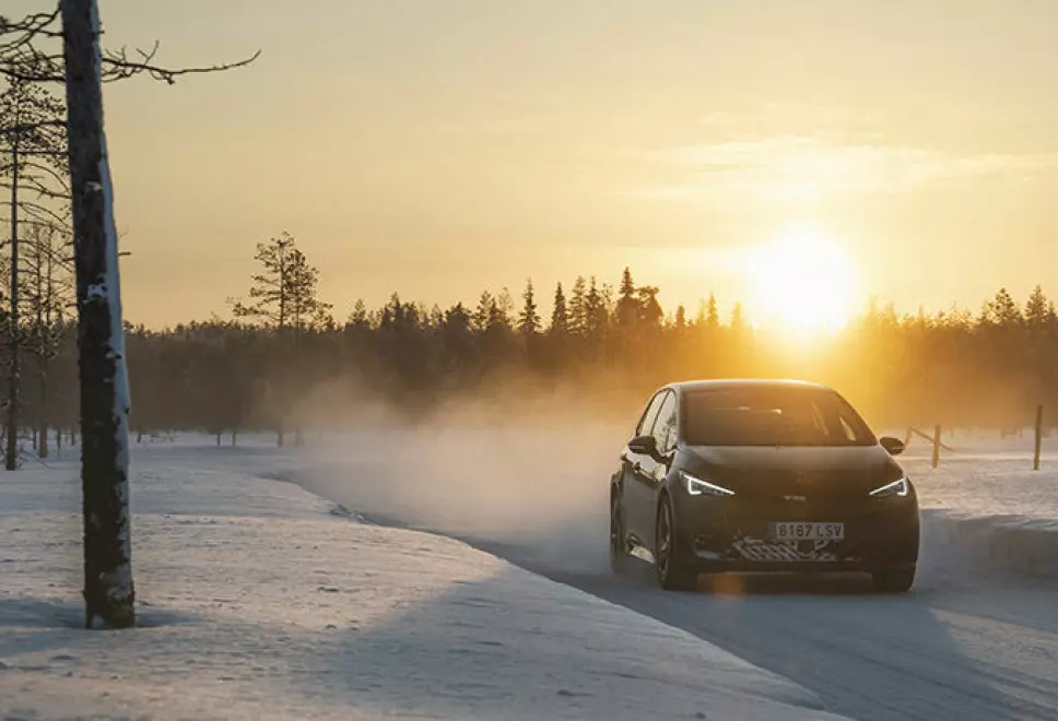 FELG I SOLNEDGANG: Cupra Born 58 e-Boost på finske vinterveier.