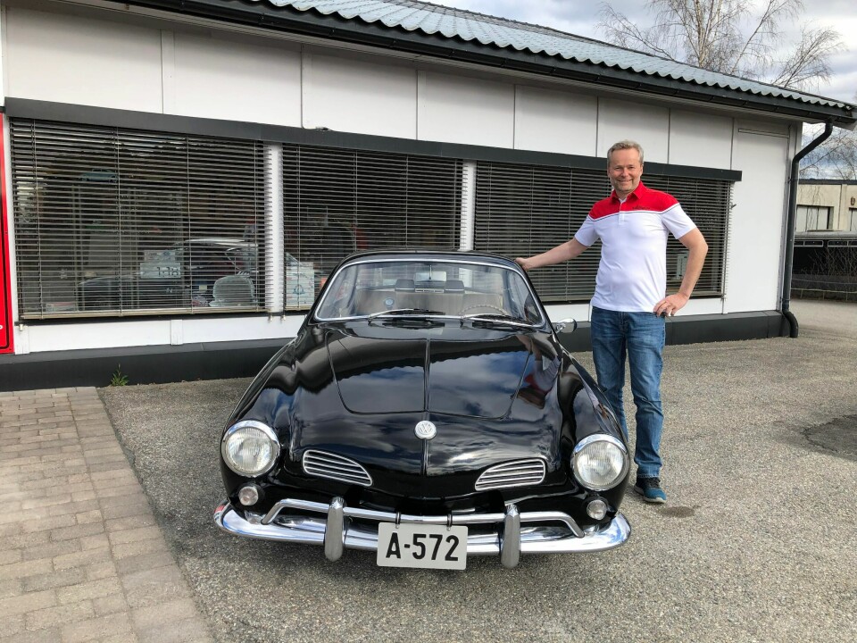 KARMASØYTISK: Øyvind Berger har oppgradert sin Karmann Ghia slik at den blir mer sportsbil enn VW i Tyskland noen gang hadde forestilt seg.