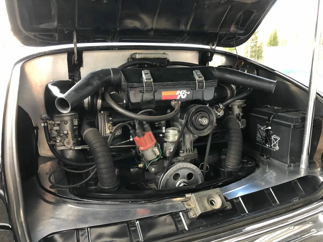 <span class="font-weight-bold" data-lab-font_weight_desktop="font-weight-bold">DASHBORD OG MOTORROM:</span> Øyvind Berger har oppgradert sin Karmann med en rekke elementer som gir den en racing- følelse som gjør den flere hakk hvassere enn standardversjonene. <span class="font-weight-bold" data-lab-font_weight_desktop="font-weight-bold">DASHBORD OG MOTORROM:</span> Øyvind Berger har oppgradert sin Karmann med en rekke elementer som gir den en racing- følelse som gjør den flere hakk hvassere enn standardversjonene.