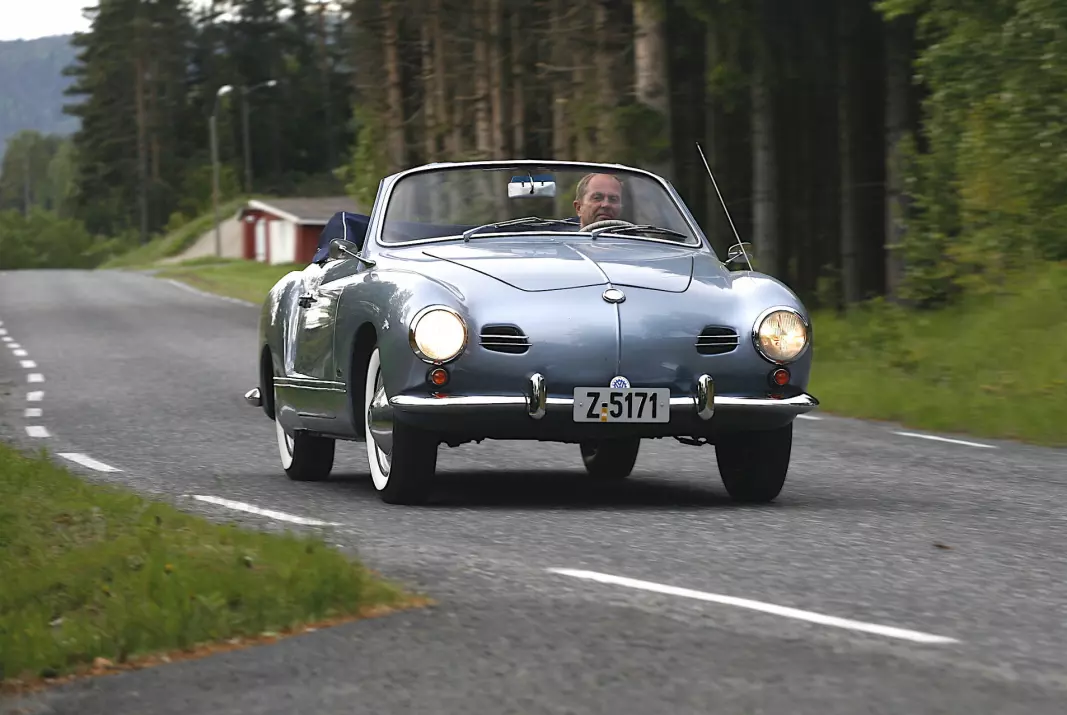 LANDEVEISRØVER: Knut Olav Sommerstad har et av verdens peneste eksemplarer av Karmann Ghia – ifølge tyskerne: Bilen ble tildelt «Publikumsprisen» under et stort VW veteran-treff i Tyskland.