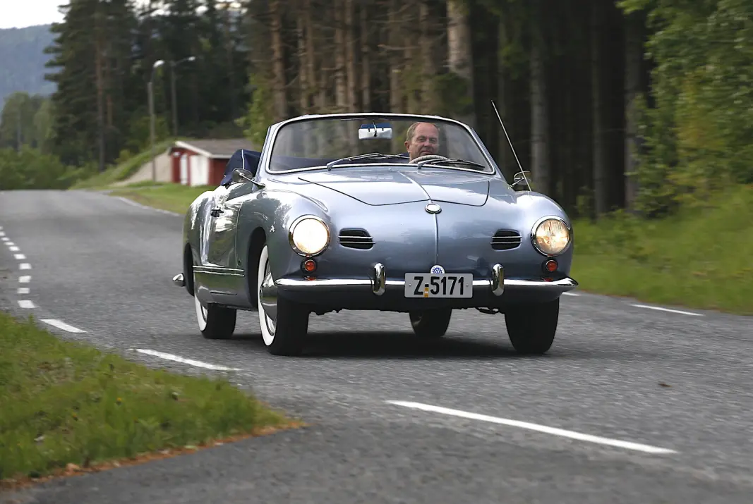 LANDEVEISRØVER: Knut Olav Sommerstad har et av verdens peneste eksemplarer av Karmann Ghia – ifølge tyskerne: Bilen ble tildelt «Publikumsprisen» under et stort VW veteran-treff i Tyskland. LANDEVEISRØVER: Knut Olav Sommerstad har et av verdens peneste eksemplarer av Karmann Ghia – ifølge tyskerne: Bilen ble tildelt «Publikumsprisen» under et stort VW veteran-treff i Tyskland.