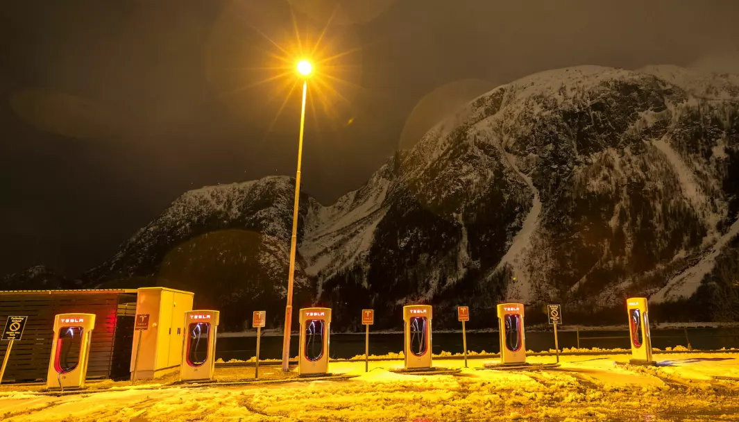 FRITT FRAM: Denne Superchargeren i Mosjøen er ett av 42 anlegg som tirsdag åpnes for elbiler av alle typer.