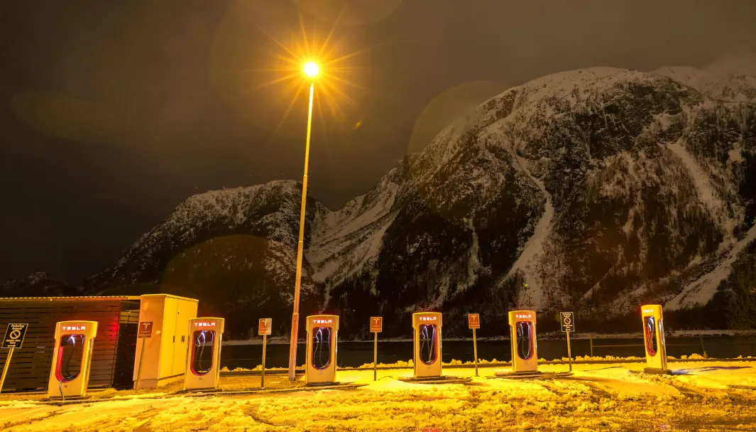 FRITT FRAM: Denne Superchargeren i Mosjøen er ett av 42 anlegg som tirsdag åpnes for elbiler av alle typer. FRITT FRAM: Denne Superchargeren i Mosjøen er ett av 42 anlegg som tirsdag åpnes for elbiler av alle typer.