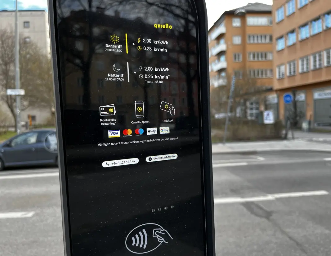 ENKELT: Tæpp og lad på Östermalm midt i Stockholm. Nå blir det trolig slik på alle ladestolpene også i Norge. ENKELT: Tæpp og lad på Östermalm midt i Stockholm. Nå blir det trolig slik på alle ladestolpene også i Norge.