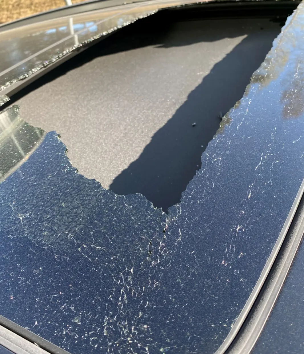 <span class=" font-weight-bold" data-lab-font_weight_desktop="font-weight-bold">KNUST</span>: Slik så glasstaket ut på BMW-en etter at det hadde knust. <span class=" font-weight-bold" data-lab-font_weight_desktop="font-weight-bold">KNUST</span>: Slik så glasstaket ut på BMW-en etter at det hadde knust.