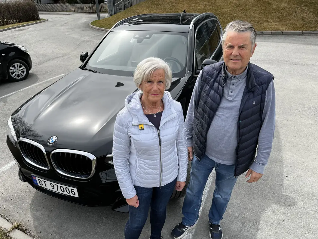 ANDRE GANG: To ganger har ekteparet Wenche og Aage Stenseth opplevd at glasstaket på deres BMW-er – to forskjellige – har knust under kjøring. ANDRE GANG: To ganger har ekteparet Wenche og Aage Stenseth opplevd at glasstaket på deres BMW-er – to forskjellige – har knust under kjøring.