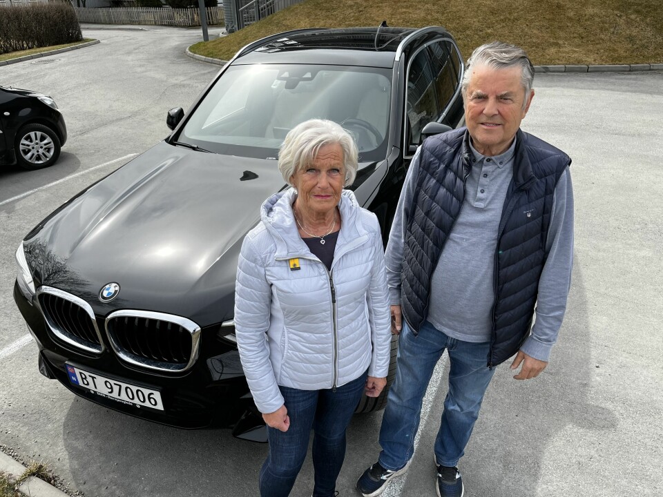 ANDRE GANG: To ganger har ekteparet Wenche og Aage Stenseth opplevd at glasstaket på deres BMW-er – to forskjellige – har knust under kjøring.