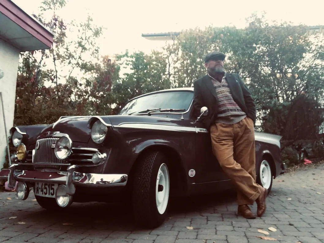 <span class="font-weight-bold" data-lab-font_weight_desktop="font-weight-bold">FRONTFIGUR:</span> Marius Heggstad ble hoppende glad da han fikk muligheten til å ta over et familiemedlems Sunbeam Rapier – en svært sjelden 1950-taller, som den tidlige eieren hadde brukt til blant annet rally. <span class="font-weight-bold" data-lab-font_weight_desktop="font-weight-bold">FRONTFIGUR:</span> Marius Heggstad ble hoppende glad da han fikk muligheten til å ta over et familiemedlems Sunbeam Rapier – en svært sjelden 1950-taller, som den tidlige eieren hadde brukt til blant annet rally.