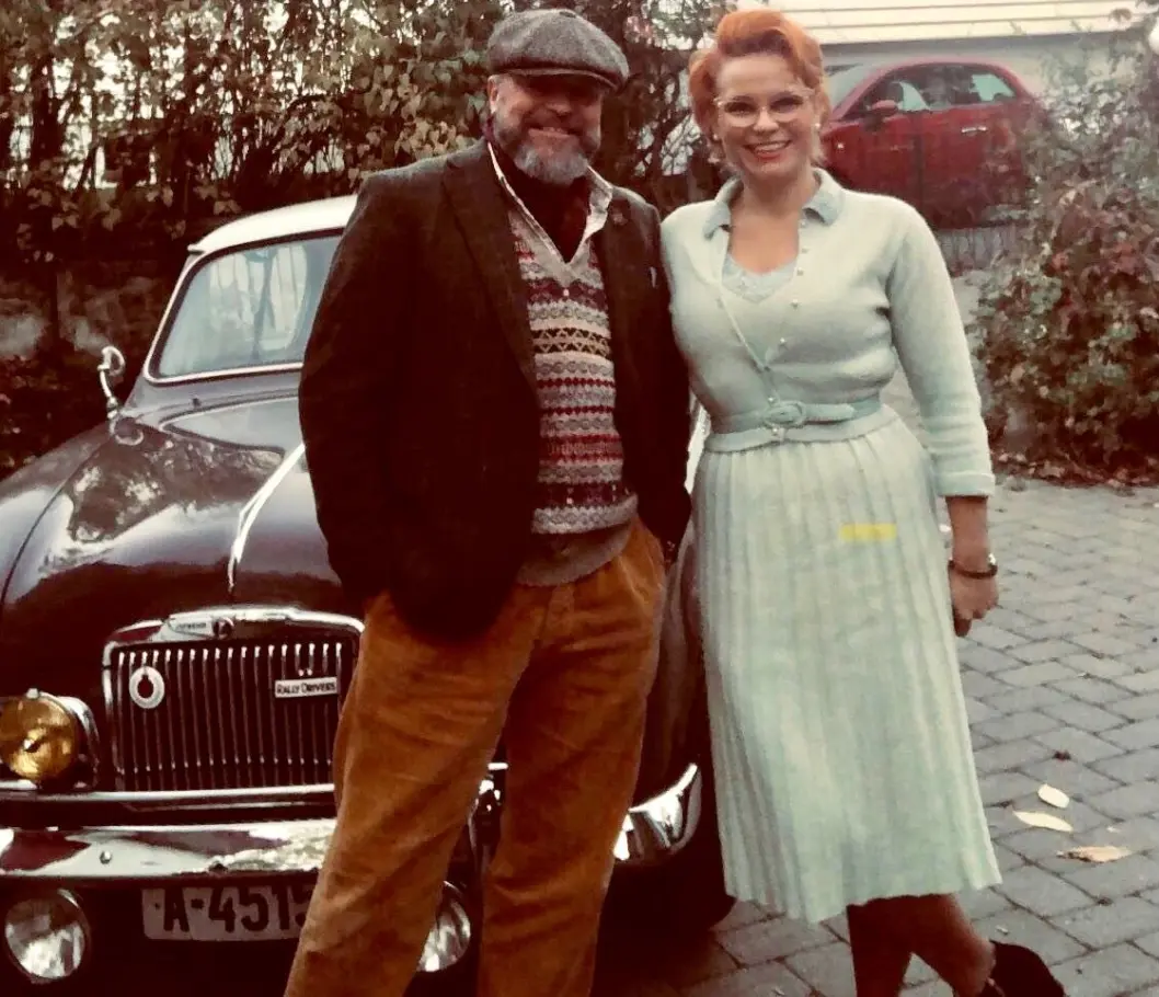 <span class="font-weight-bold" data-lab-font_weight_desktop="font-weight-bold">FINSTAS:</span> Paret Marius Heggstad og Anne Sollid Heggstad lar det gå sport i å kle seg i en stil som matcher husholdningens Sunbeam Rapier. <span class="font-weight-bold" data-lab-font_weight_desktop="font-weight-bold">FINSTAS:</span> Paret Marius Heggstad og Anne Sollid Heggstad lar det gå sport i å kle seg i en stil som matcher husholdningens Sunbeam Rapier.