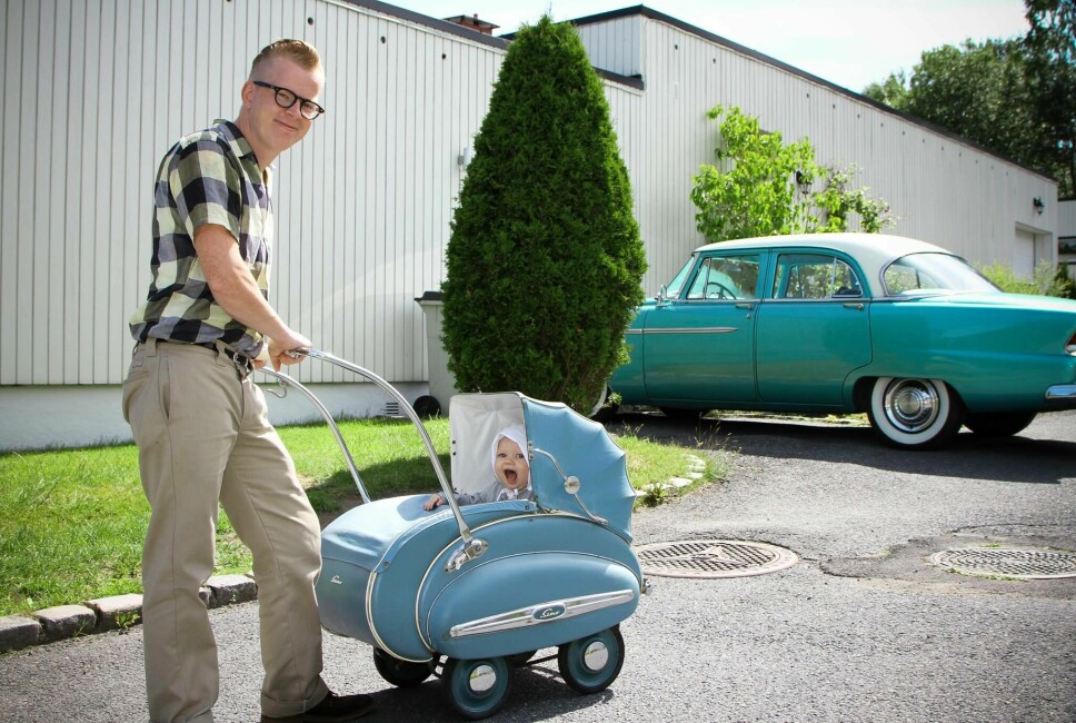 TRILLETUR: Stian Nybru lever i et hus i 1950-talls stil, kjører en 1955 Plymouth Savoy og har skaffet barnevogn fra samme år som bilen ble bygget. Tidlig oppdaget han at «tiåret som aldri dør» appellerte til ham estetisk, så vel som praktisk.