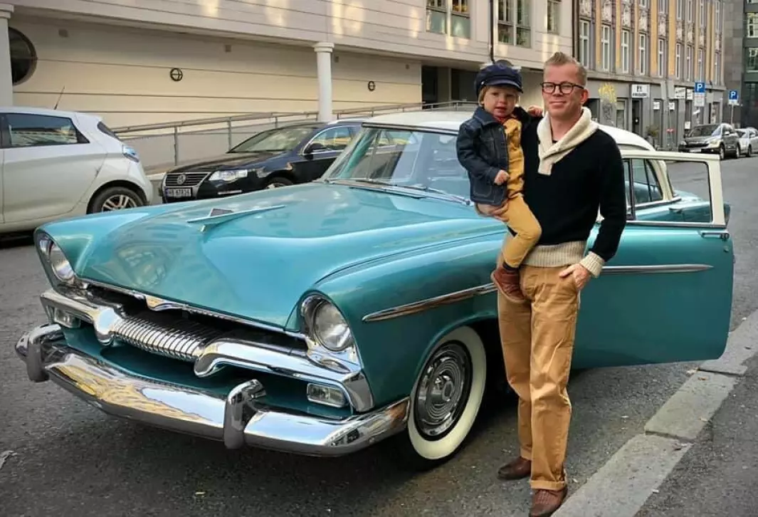 BÆREKRAFT: Stian Nybru minner om at hans 1955-modell Plymouth Savoy i sin tid var en hverdagsbil – tross friske farger og frekke former.