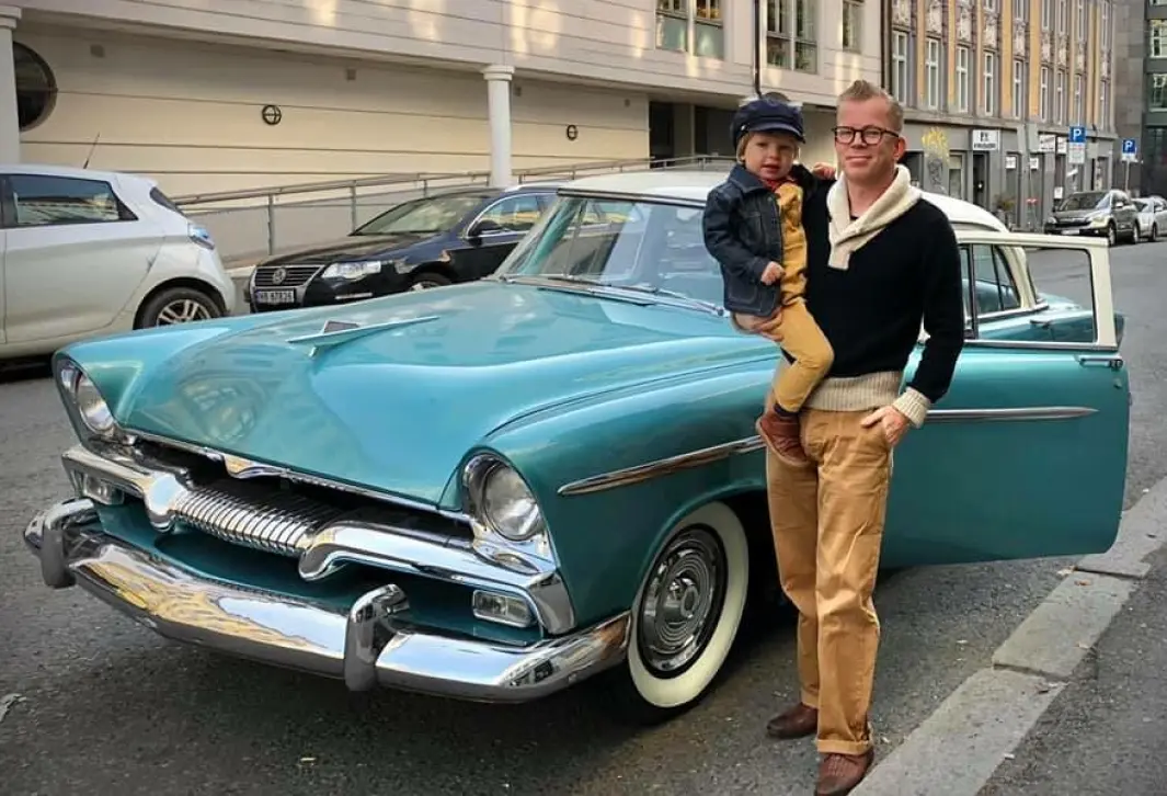 BÆREKRAFT: Stian Nybru minner om at hans 1955-modell Plymouth Savoy i sin tid var en hverdagsbil – tross friske farger og frekke former. BÆREKRAFT: Stian Nybru minner om at hans 1955-modell Plymouth Savoy i sin tid var en hverdagsbil – tross friske farger og frekke former.
