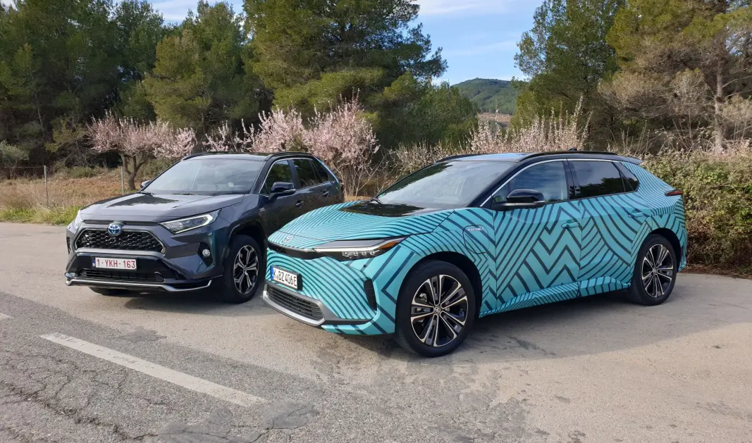 ARVTAKEREN: Mange kommende bZ4X-kunder vil vil komme fra en RAV4 (til venstre). ARVTAKEREN: Mange kommende bZ4X-kunder vil vil komme fra en RAV4 (til venstre).
