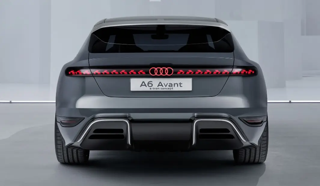 <b>NY SIGNATUR: </b>A6 Avant kommer med et helt nytt design i lysstripen i hekken. <b>NY SIGNATUR: </b>A6 Avant kommer med et helt nytt design i lysstripen i hekken.