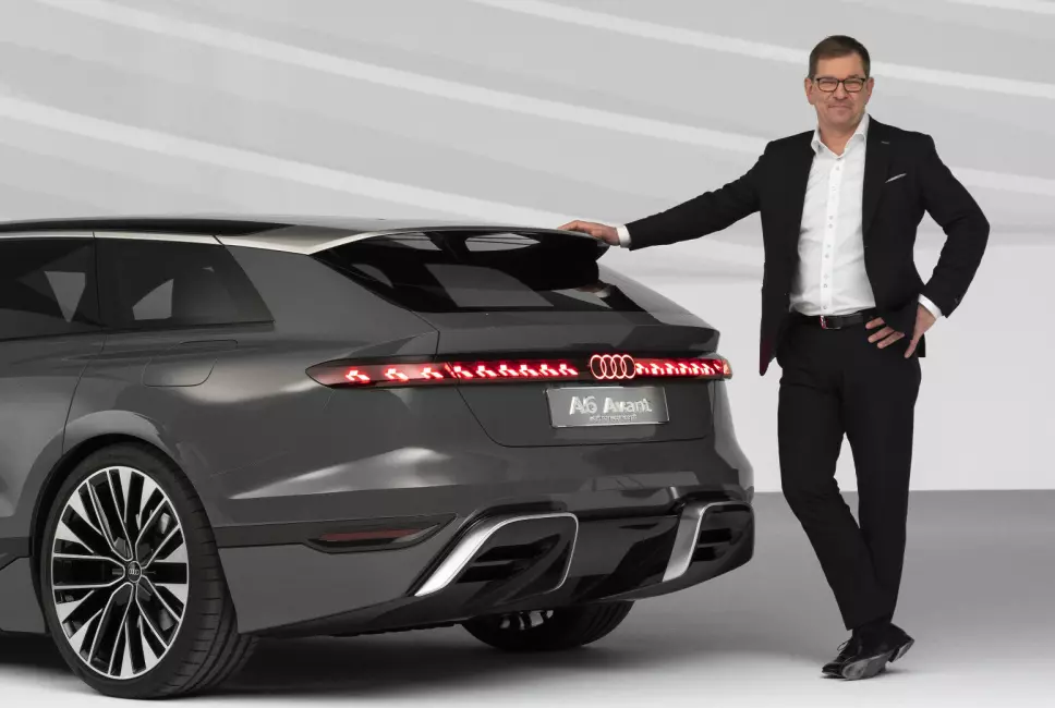 SATSER TUNGT: Audi-sjef Markus Duesmann ved bakpartiet på konseptutgaven av Audis første elektriske stasjonsvogn, A6 Avant.