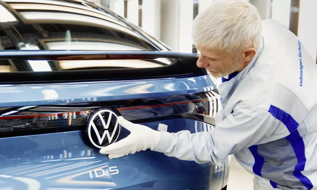 PÅ PLASS: VW-medarbeider Frank Wiegele plasserer logoen på rett sted ved elbilfabrikken i Zwickau.