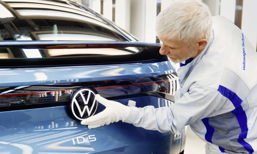 PÅ PLASS: VW-medarbeider Frank Wiegele plasserer logoen på rett sted ved elbilfabrikken i Zwickau. PÅ PLASS: VW-medarbeider Frank Wiegele plasserer logoen på rett sted ved elbilfabrikken i Zwickau.